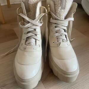 Sorel Cream Winter Boots with Chunky Sole Caribou X boot